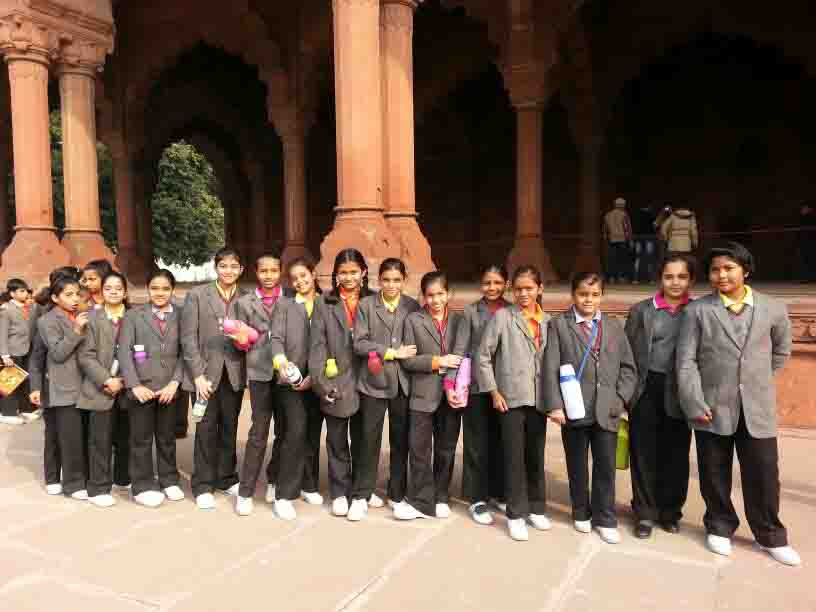Heritage walk & picnic for the students of class V at Red Fort, Delhi-KNB