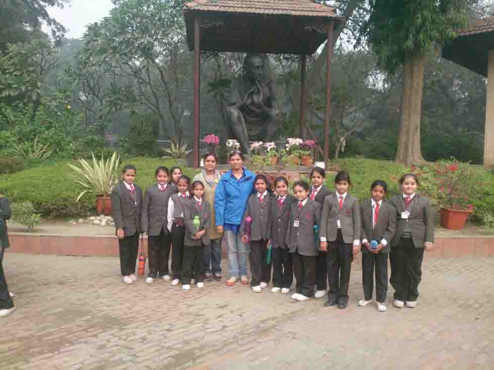 Heritage walk & picnic for the students of class IV at Rajghat &  30 January Marg, Delhi – KNB